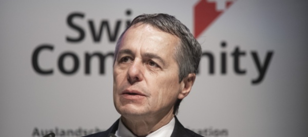 ignazio-cassis-sul-treno-speciale-direzione-lugano