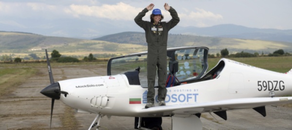 a-17-anni-batte-il-record-del-giro-del-mondo-con-ultraleggero