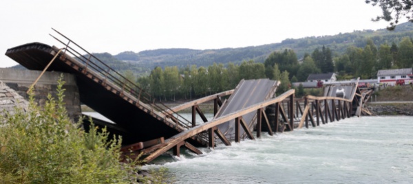 crolla-un-ponte-due-veicoli-precipitano-nel-fiume