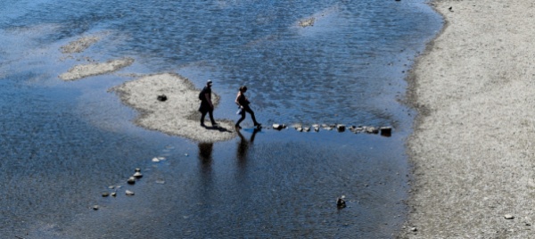 si-camminare-sull-acqua-si-puo-ma-solo-sulla-luna