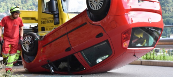 perde-il-controllo-dell-auto-e-si-rovescia-sul-tetto