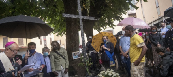 gravedona-e-uniti-dedica-le-scuole-a-don-roberto-malgesini