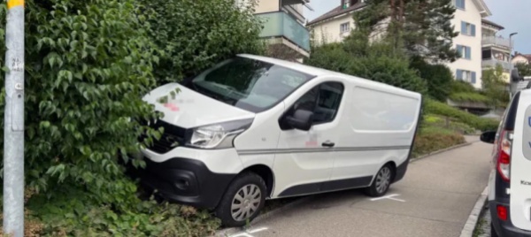 parcheggia-senza-tirare-il-freno-a-mano-investiti-due-pedoni