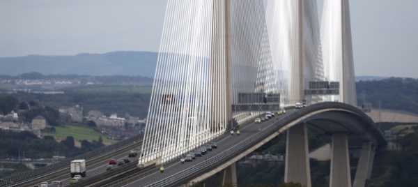 il-feretro-della-regina-elisabetta-sul-ponte-a-lei-dedicato