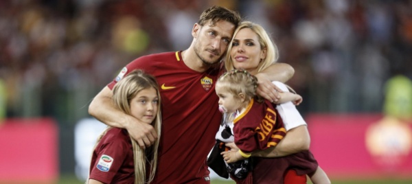 anche-totti-ha-spiato-il-telefonino-della-moglie
