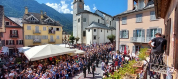 spazzacamini-la-carica-dei-25mila-spettatori