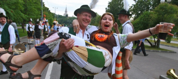 su-i-boccali-a-monaco-dopo-due-anni-torna-l-oktoberfest