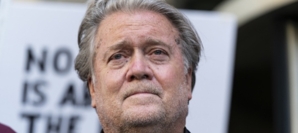 bannon-si-costituisce-per-la-truffa-del-muro-con-il-messico
