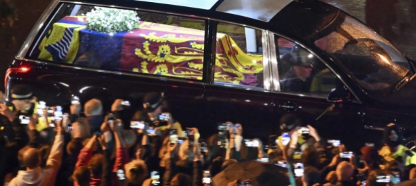 la-regina-torna-a-buckingham-palace-per-l-ultima-volta