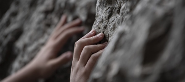 cade-da-una-parete-di-arrampicata-ferita-una-donna