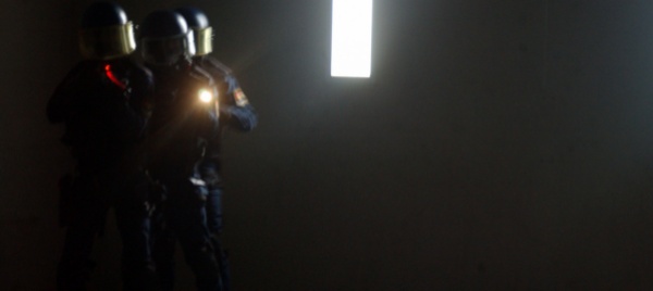 si-barrica-in-casa-per-una-notte-la-polizia-interviene