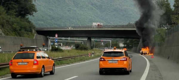 auto-in-fiamme-sulla-a2-a-taverne-disagi-al-traffico