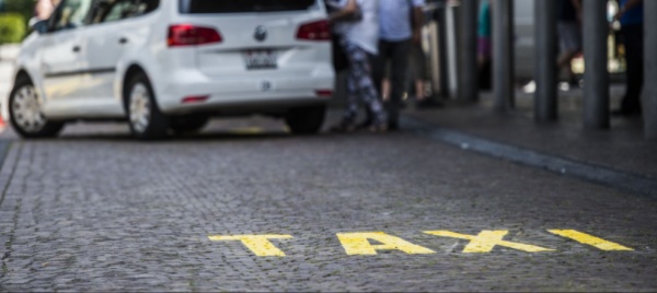 como-il-boom-di-turisti-fa-diventare-introvabili-i-taxi