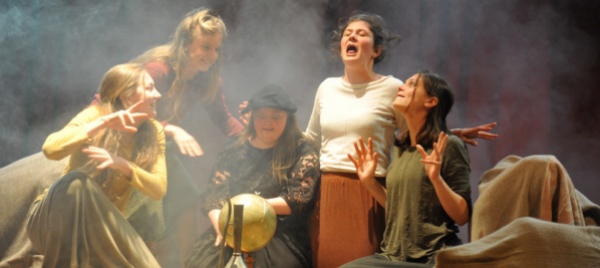 al-teatro-paravento-si-plana-attraverso-la-nebbia