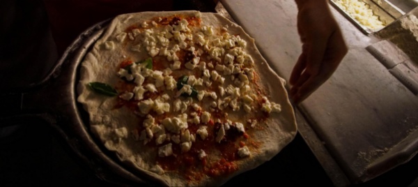 pizzaiolo-scrive-bestemmia-sulla-pizza-licenziato