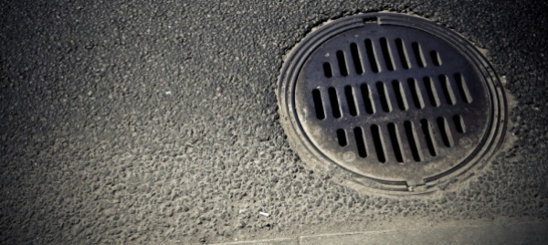 perde-le-chiavi-e-apre-tutti-i-tombini-della-via-denunciato