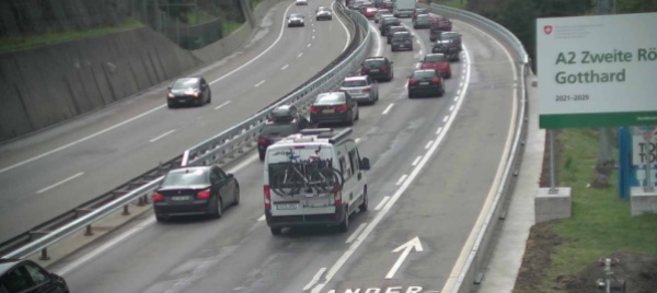 mai-cosi-tante-auto-al-san-gottardo-in-direzione-sud