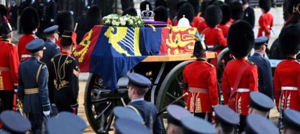 l-abbraccio-di-londra-alla-sua-regina