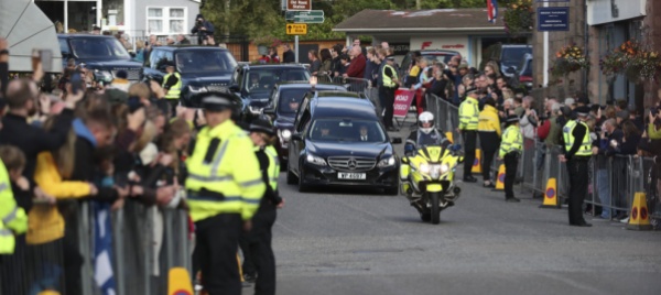 l-ultimo-viaggio-di-elisabetta-ha-inizio-il-corteo-funebre