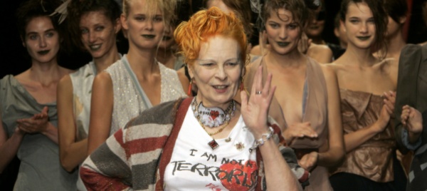 mentre-la-sua-collezione-sfila-westwood-protesta-a-londra