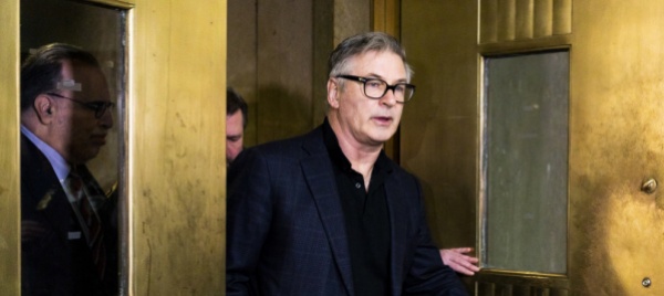alec-baldwin-fa-causa-alla-troupe-di-rust-per-negligenza