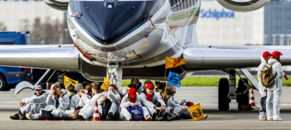 amsterdam-attivisti-bloccano-i-jet-in-aeroporto