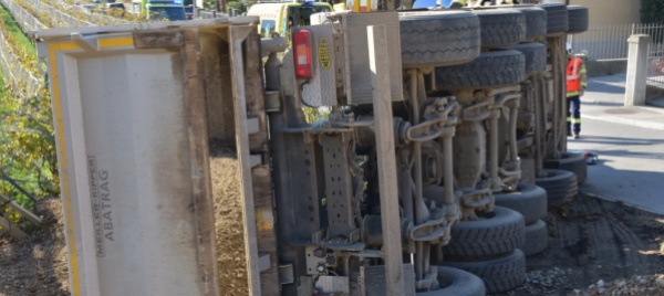un-camion-si-rovescia-sul-fianco-ferite-non-gravi-per-l-autista