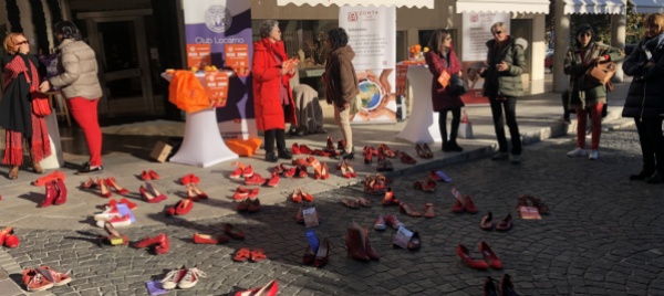 contro-la-violenza-sulle-donne-le-scarpe-rosse-in-piazza