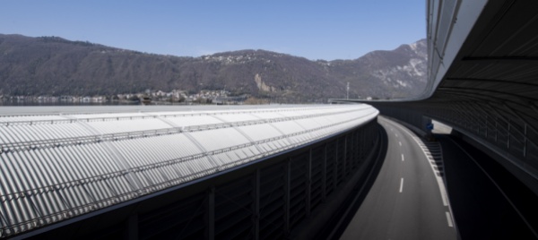 nel-tunnel-autostradale-del-ceneri-lampade-a-basso-consumo