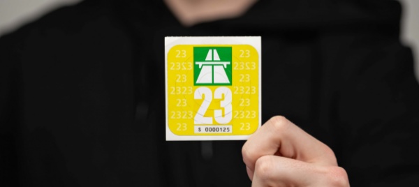 la-vignetta-2023-veste-in-giallo