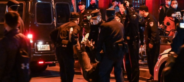 in-cina-la-polizia-picchia-e-arresta-un-reporter-della-bbc
