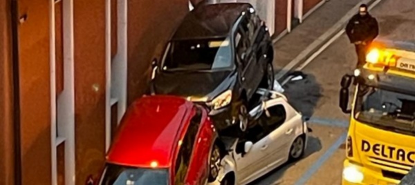 campione-d-italia-auto-parcheggiate-una-sopra-l-altra