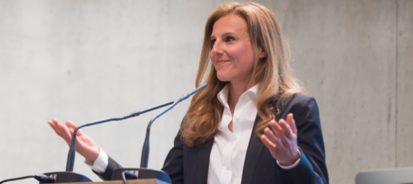 julie-arlin-presenta-il-suo-libro-a-soazza