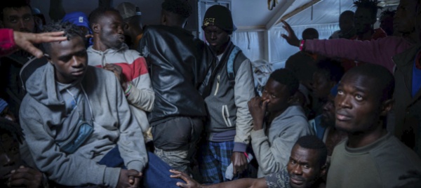 italia-fragili-sbarcano-dalle-navi-scontro-su-chi-resta