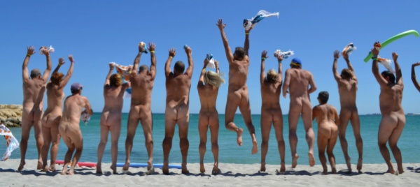 nudi-sulla-spiaggia-l-opera-fotografica-a-sfondo-sociale