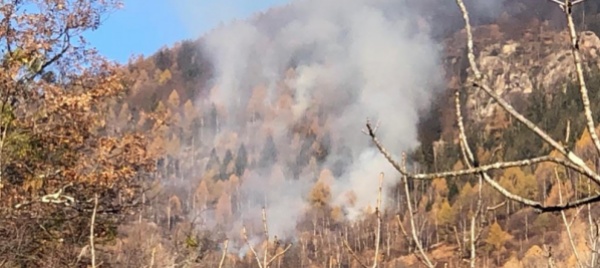 incendio-boschivo-sul-monte-cortascio-pompieri-in-azione