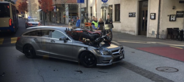 scontro-con-un-auto-di-grossa-cilindrata-la-moto-sul-cofano