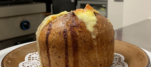 zuppa-di-cipolle-in-pagnotta-di-pane-nero