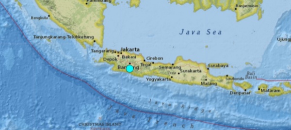 la-terra-trema-sull-isola-di-giava-in-indonesia