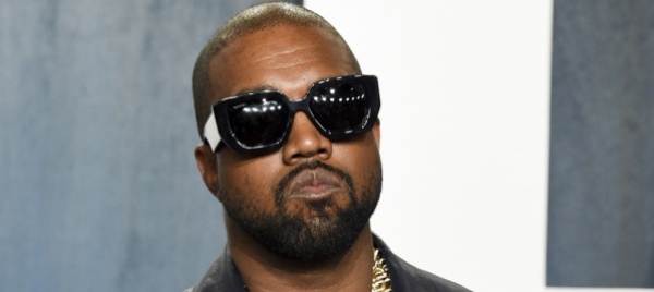 kanye-west-esalta-hitler-twitter-lo-blocca-parler-lo-scarica