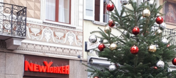 via-alla-ramogna-si-fa-bella-per-le-feste-natalizie