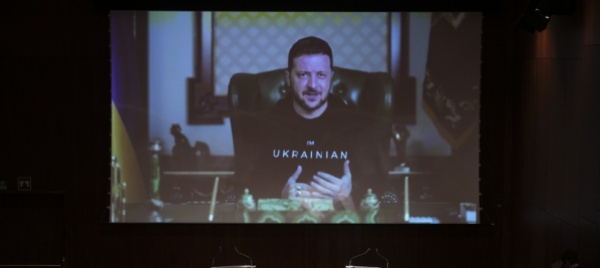 il-financial-times-nomina-zelensky-un-churchill-dei-social