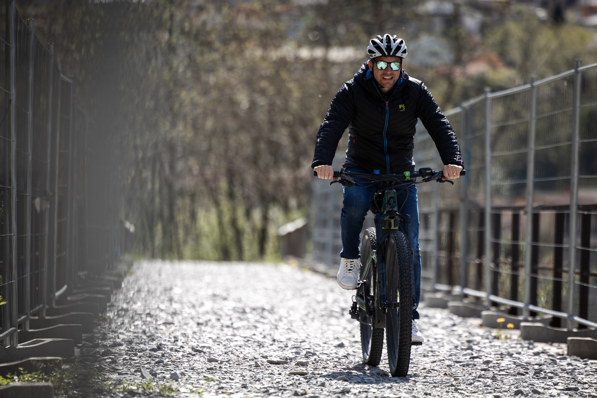 Asfalto luminescente per la nuova ciclopista mesolcinese | laRegione.ch